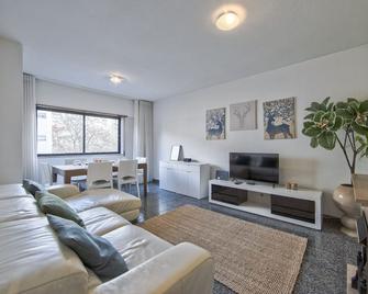 Pontinha Typical by Homing - Amadora - Oturma odası