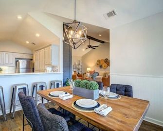 Mid-Century flair w/ HOT TUB by the lake! - Rockwall - Dining room