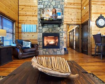 9 Pines - Romantic Couples Mountain Retreat w/ Hot Tub & Outdoor Games - Broken Bow - Living room