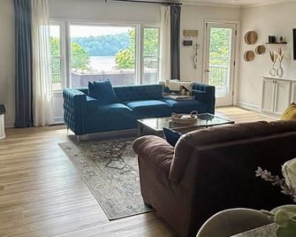 Lakefront home in Radford with private dock, large deck, and great views - Radford - Huiskamer