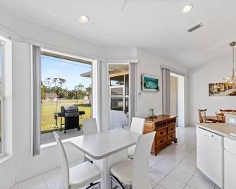Vibrant & Peaceful Home near Mineral Springs - North Port - Dining room