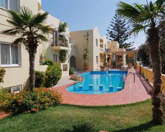 Lambrinos Suites - Platanias - Pool