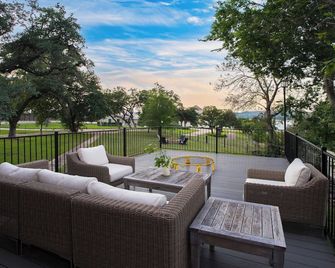 Travis by AvantStay Waterfront Lake Retreat - Lakeway - Innenhof