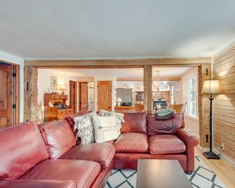 Pet-Friendly Rhinelander Escape On George Lake! - Rhinelander - Living room