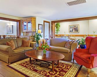 Babbling Brook Inn - Santa Cruz - Living room