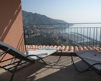 Magnificent villa in a spectacular setting with 360° views of the Mediterranean - Menton - Balkon
