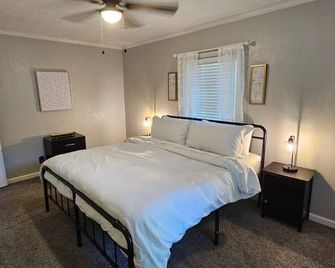 Glenn Rd Getaway - Columbus - Bedroom