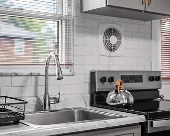 Stylish House near Frick Park - Pittsburgh - Kitchen