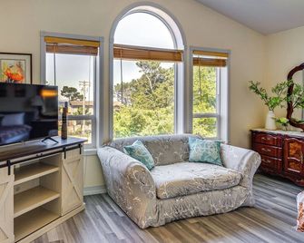 Walk to Shore Home with Deck in Rockaway Beach! - Rockaway Beach - Living room