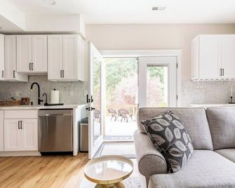 Modern Maple Valley retreat with hot tub, laundry, full kitchen, and easy access - Maple Valley - Kitchen