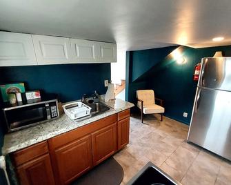 Tiny Beach Home 1/1! - Lake Worth - Kitchen