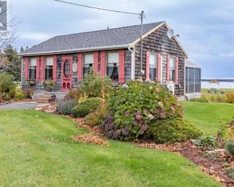 Experience tranquility by the sea, Magnificent views, Romantic charm. - Montague - Building