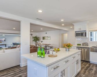 F-53 Trenton - Anaheim - Kitchen