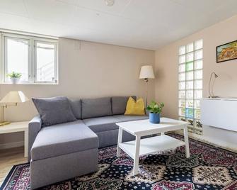 Apartment with own entrance, parking, fast public transport to Oslo city centre - Bærum - Stue