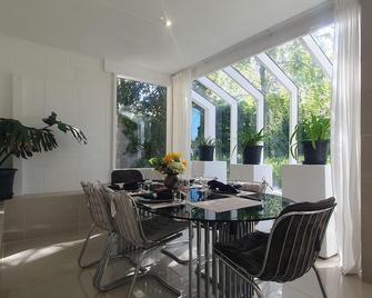 Architectural Comfy 2B&2B home with a garden view close to a lake and Yarralumla Shopping Centre - Yarralumla - Jadalnia