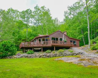 Privacy And Tranquility - Lakefront Getaway - Casco - Edificio