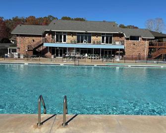 Home on Lake Hartwell - Lake Life with wraparound porches, fire pit and dock - Westminster - Pool