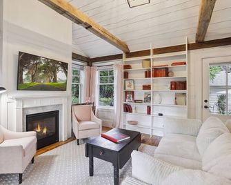 Cozy two-bedroom cottage - five minutes walk to Wayzata and Lake Minnetonka - Wayzata - Sala de estar