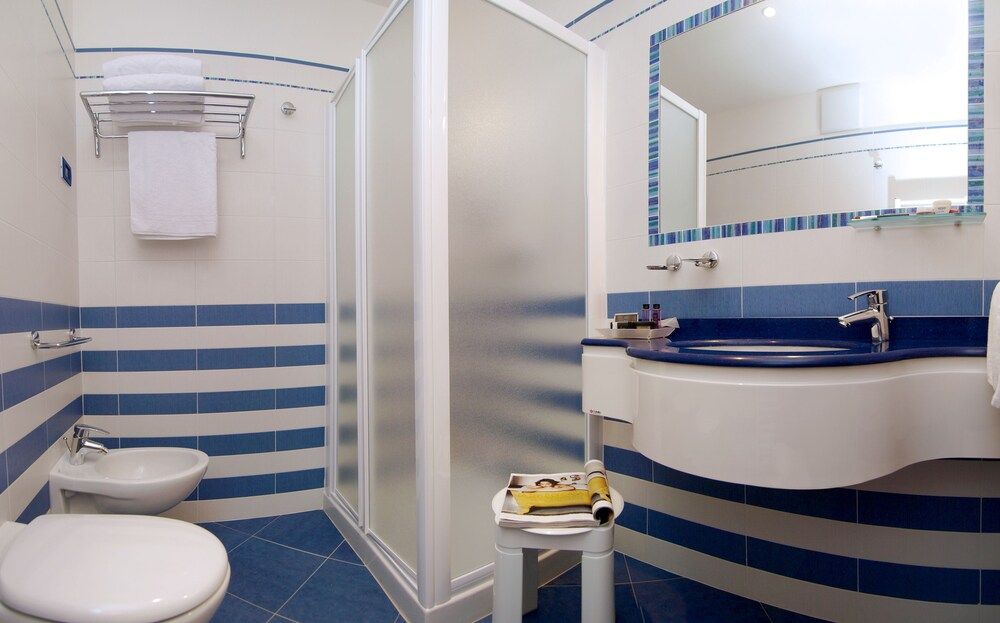 Hotel Garnì Corallo - Nago–Torbole - חדר רחצה