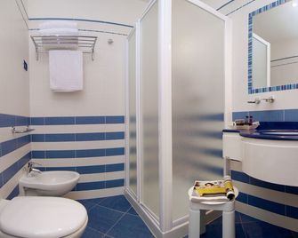 Hotel Garnì Corallo - Nago–Torbole - חדר רחצה