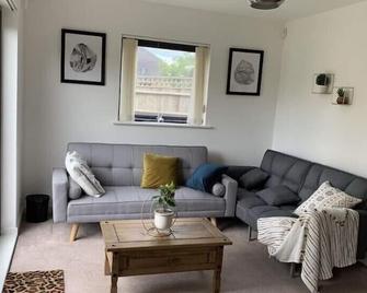 Lime, Large Double Room, Barking, Close to London - Barking - Living room