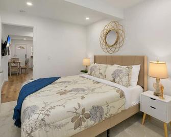 Brand New Designer's Stylish 1BR Home - 1min to I5 - Lynnwood - Bedroom