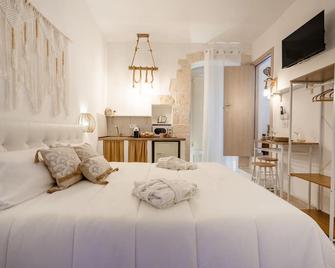 Bed and Breakfast 'Dimora Giulia' with Wi-Fi and Air Conditioning - Castellana Grotte - Bedroom