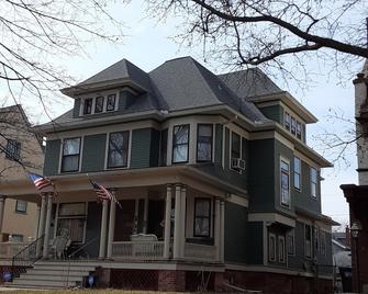 4 poster Queen Bed upstairs in Historic Victorian Inn - Toledo - Building