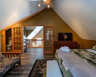 Pet-Friendly Pocono Chalet With Hot Tub, Pool Table, Bbq, Fireplace & Game Room! - Albrightsville - Chambre