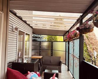 Private Bedroom Rm C /Shared bathroom . - Surrey - Balcony