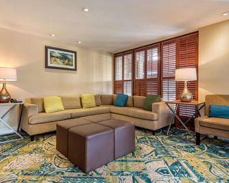 Quality Inn & Suites - Brampton - Living room