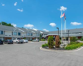 Quality Inn & Suites - Brampton - Rakennus