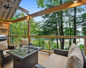 Whiskey on the River - Petal - Balkon