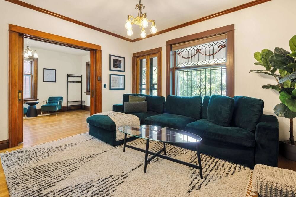 Chic Victorian Manor - Sleeps 12 - Congress Park - דנבר - סלון
