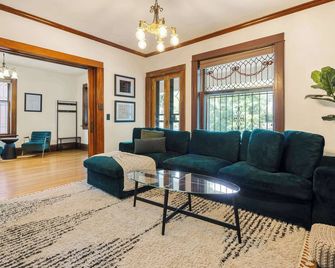 Chic Victorian Manor - Sleeps 12 - Congress Park - Denver - Sala de estar
