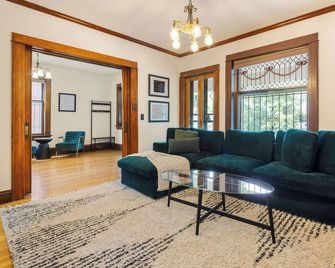 Chic Victorian Manor - Sleeps 12 - Congress Park - Denver - Sala de estar