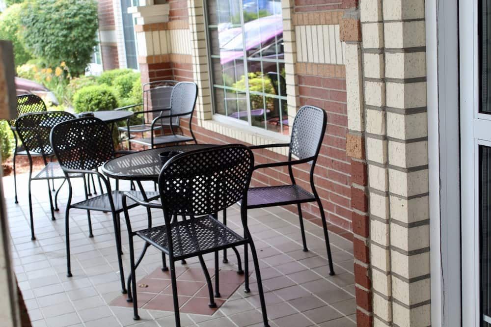 Country Inn & Suites by Radisson, Hot Springs - הוט ספרינגס - מרפסת