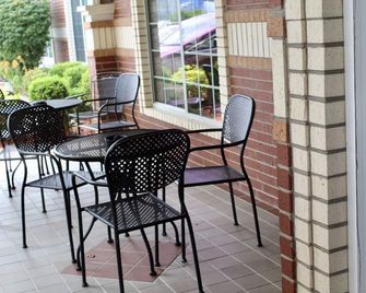 Country Inn & Suites by Radisson, Hot Springs - הוט ספרינגס - מרפסת