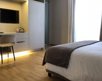 200 Rooms & Terrace - Bari - Bedroom