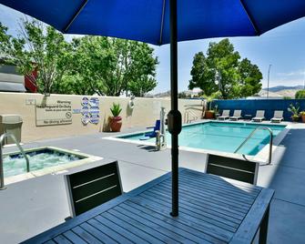 Hampton Inn & Suites Pittsburg - Pittsburg - Басейн