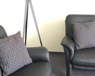 Gästehaus Ritter & Pacia, Ferienwohnung 2. Etage - Sangerhausen - Wohnzimmer