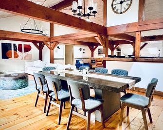 Retreat Villa: Theater, Yoga Studio, Group Spaces | Dream House in the Gunks - Kerhonkson - Comedor