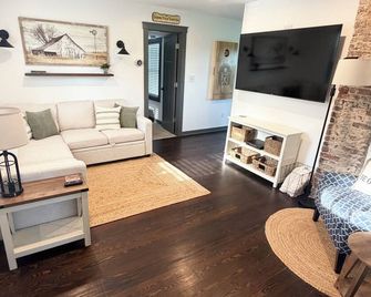 Hobby Hill Farm Guesthouse - Lee's Summit - Living room