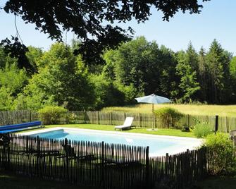Near Sarlat, in Périgord Noir, the small sheepfold for nature holidays - Sainte-Nathalène - Piscina