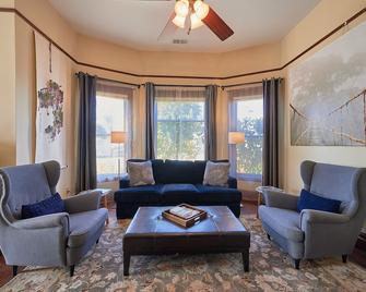 Swanky Historic Farmhouse In Downtown Carlton - Carlton - Living room