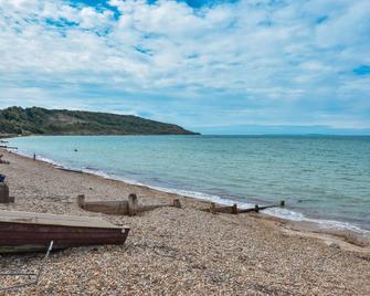 Dartmouth House - Totland - Beach