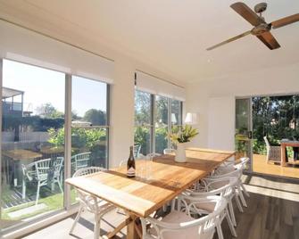 Beach Bliss - pet-friendly central Vincentia home - Vincentia - Eetruimte