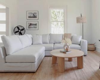 Beach-chic | Palm Springs design | Close to beach - Port Dover - Living room