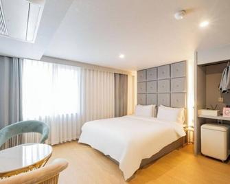 Denbasta Hotel Kyungnam University - Changwon - Bedroom