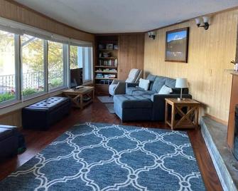 Unique Waterfront Cottage 34 Mi To Mt Rainier - Eatonville - Living room